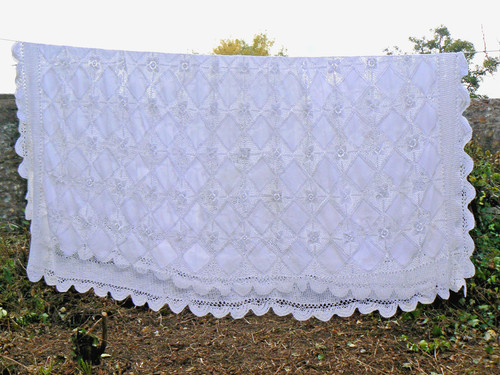 Large crochet embroidered bed - large,